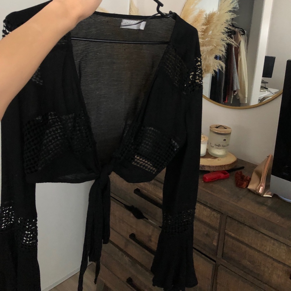 LF long sleeve black crop top